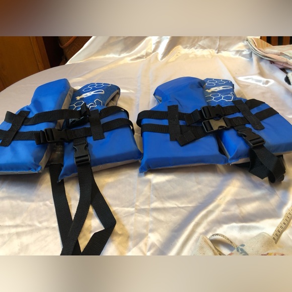 Youth Life Vests Coast Guard Approved for 30-50lbs Like New this is for 2 vests - Picture 1 of 5